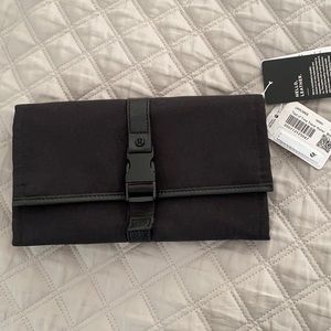 Lululemon test of time travel wallet